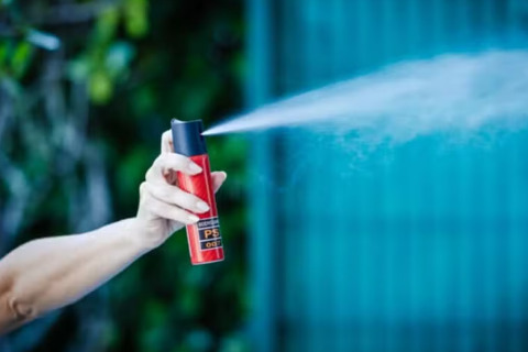 Senado aprova projeto que libera spray de pimenta para mulheres a partir de 16 anos